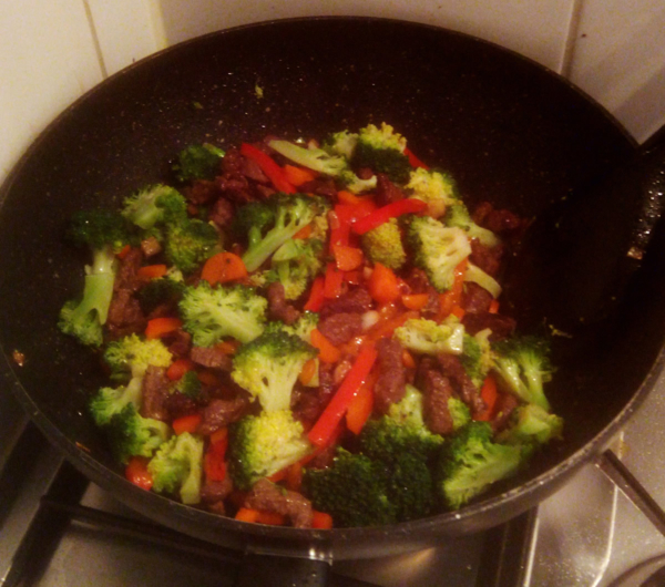 Knoflook biefstuk broccoli en noodles - broccoli in de wok