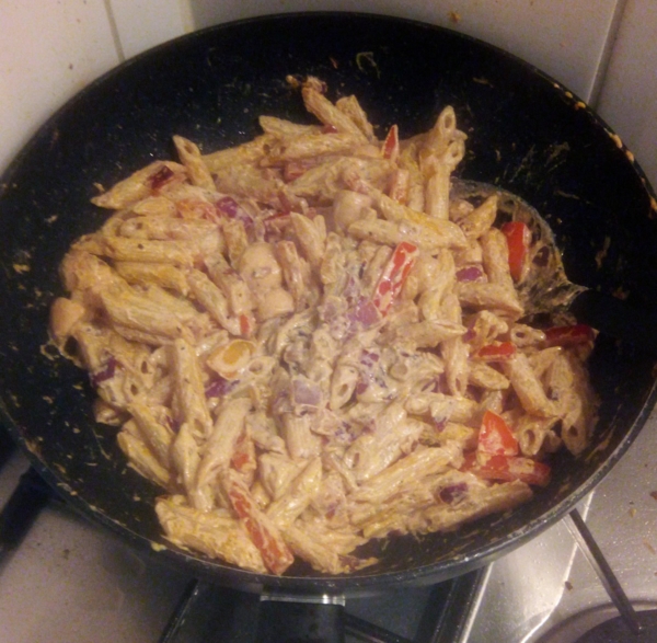 cajun kip met romige pasta - penne en creme fraiche en groente in de wok