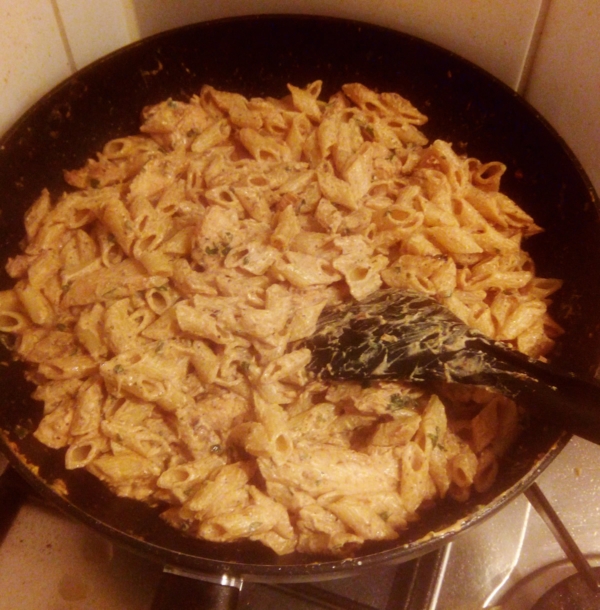 kip met romige pasta - alles in de wok