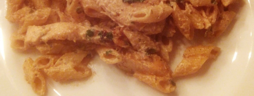 kip met romige pasta - op het bord